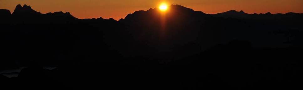 O sol se levanta atrás das montanhas do Parque Nacional da Serra dos Órgãos, no Rio de Janeiro